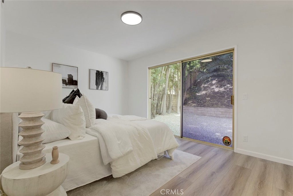 3256 North Frederic Street Burbank, CA 91504 - Photo 22 of 45 a bedroom with double bed and a window