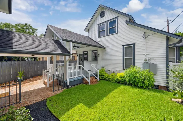 $3,900 | 208 East 12th Street, Houston, TX 77008