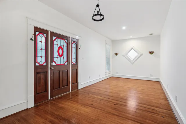 $3,900 | 208 East 12th Street, Houston, TX 77008