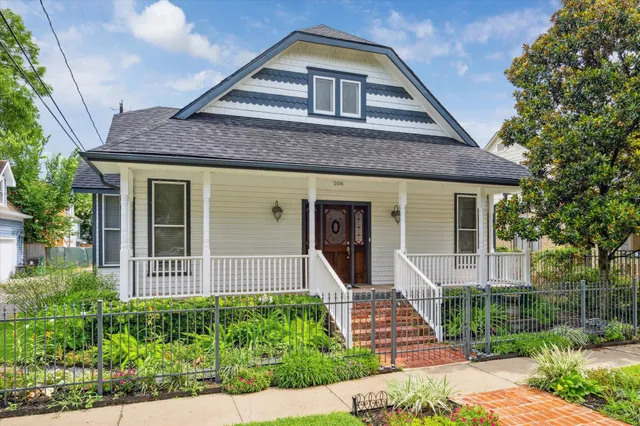 $3,900 | 208 East 12th Street, Houston, TX 77008