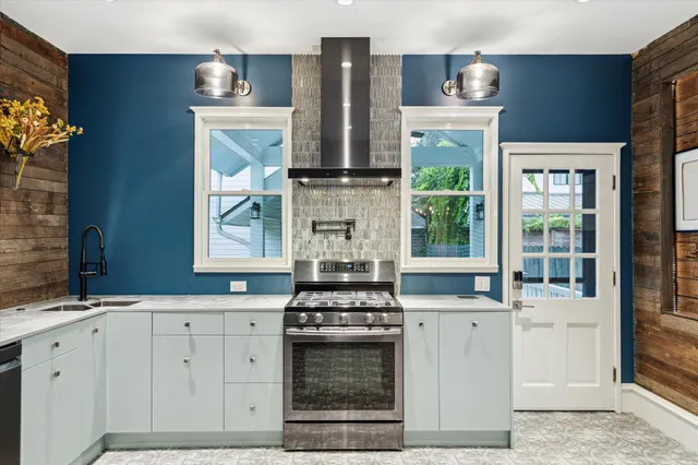 $3,900 | 208 East 12th Street, Houston, TX 77008