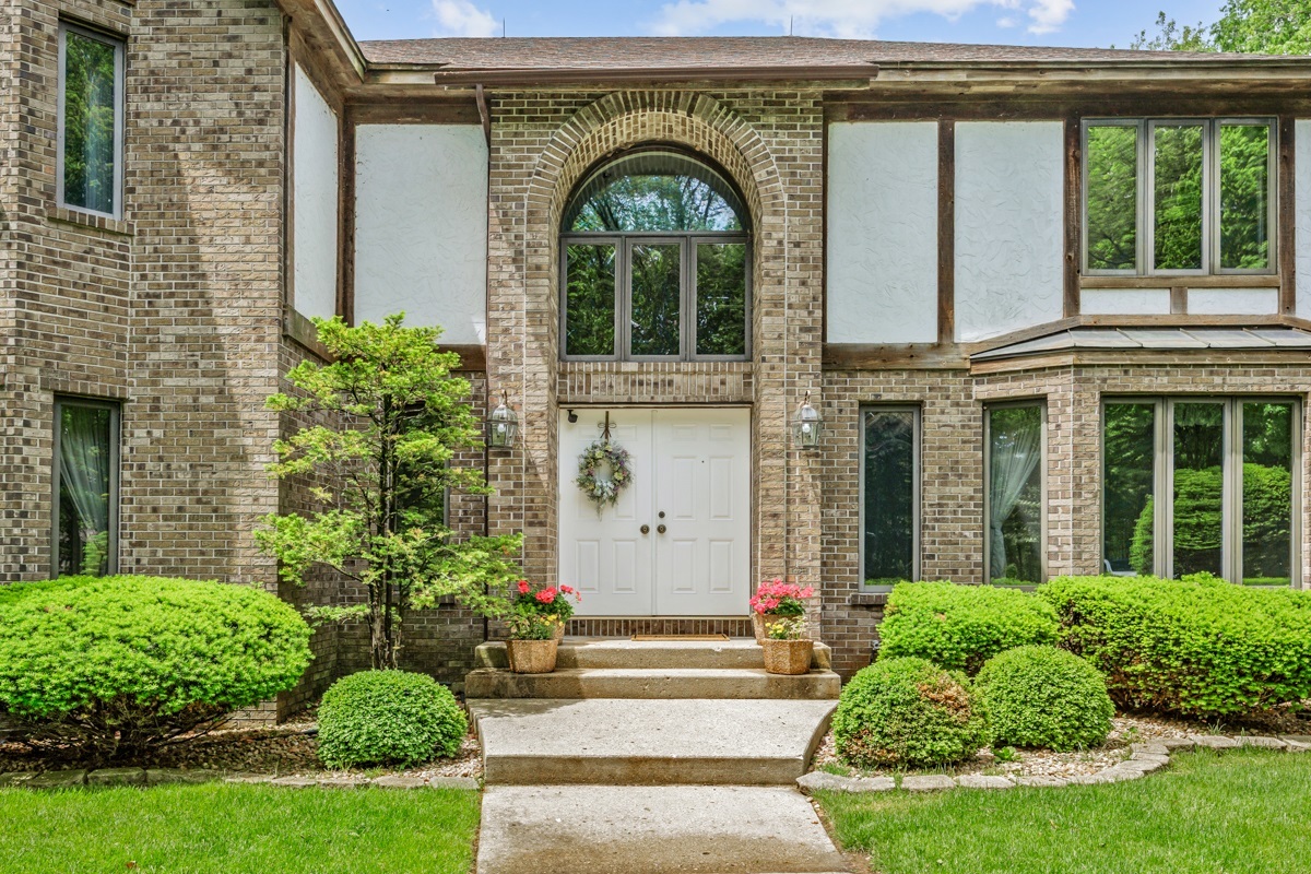 8N258 Brierwood Road Elgin, IL 60124 - Photo 3 of 43