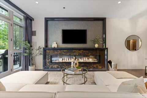 $2,319,000 | 194 North Park Drive, Chicago, IL 60601