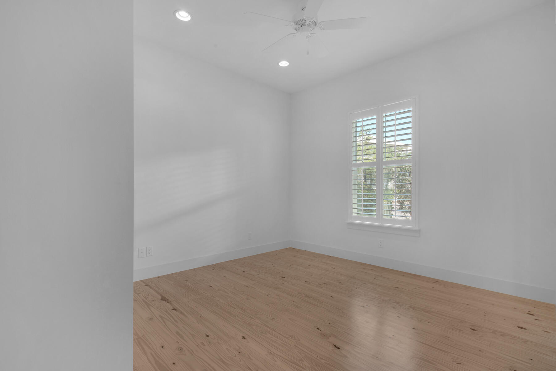 10 Gulfview Way Santa Rosa Beach, FL 32459 - Photo 13 of 30 an empty room with a window