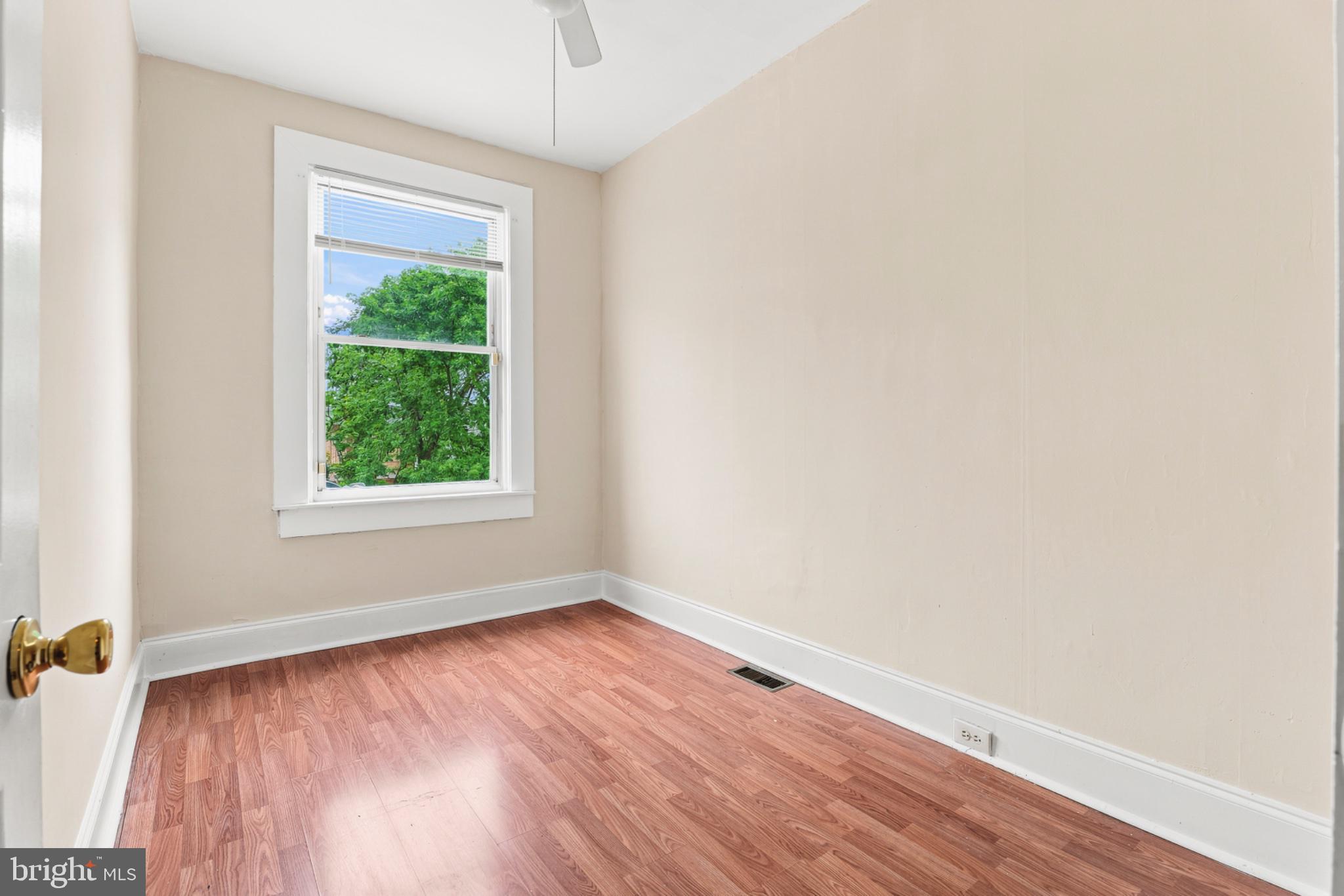 730 Linnard Street Baltimore, MD 21229 - Photo 21 of 31 Bedroom 3
