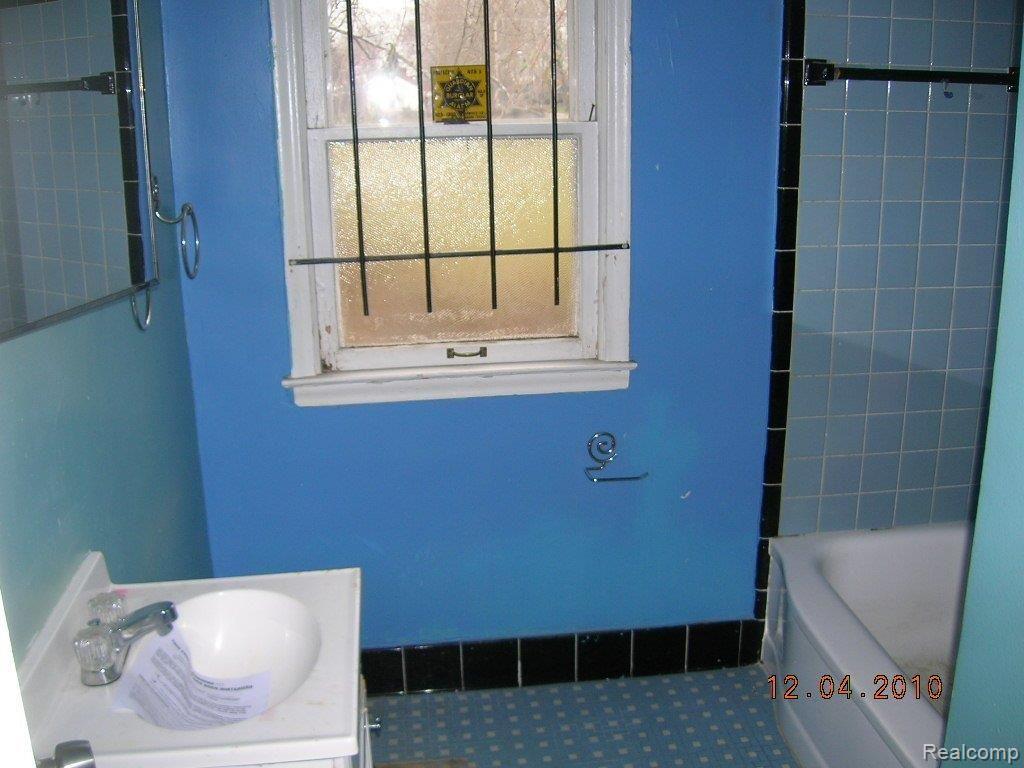 8286 Strathmoor Street Detroit, MI 48228 - Photo 7 of 9 DSCN5608