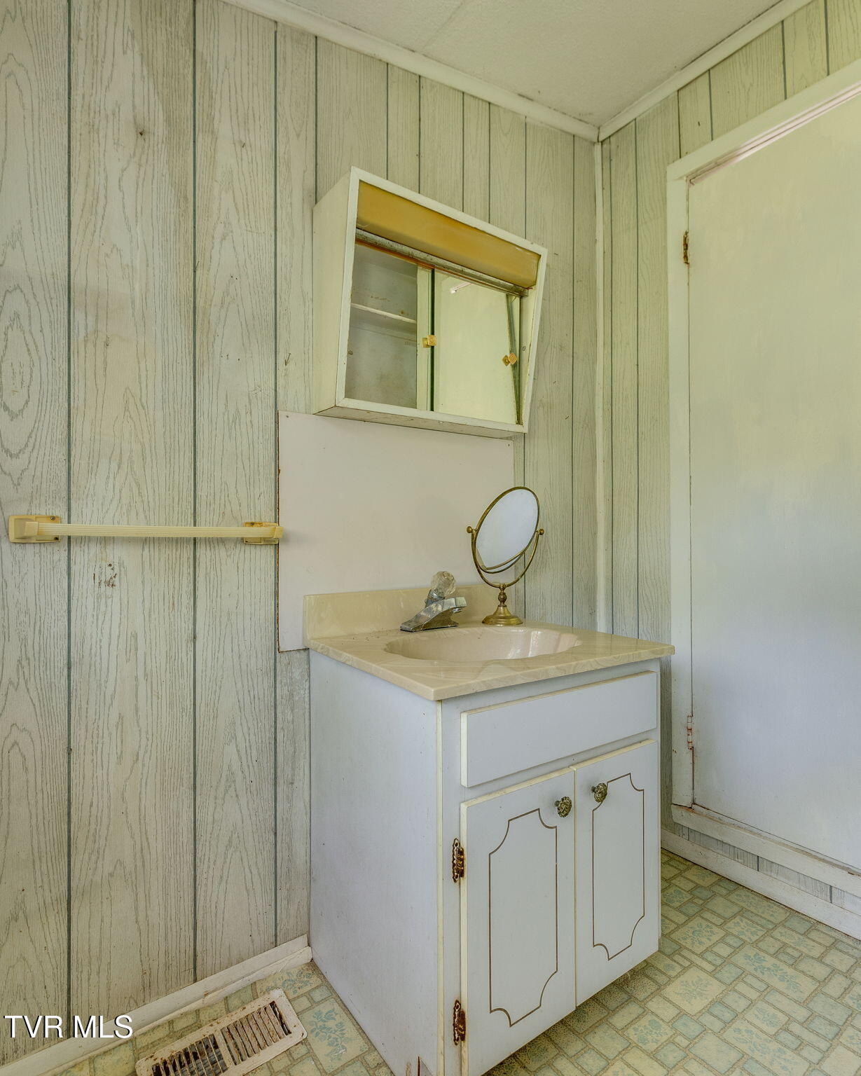 1940 Allison Road Piney Flats, TN 37686 - Photo 27 of 32 018