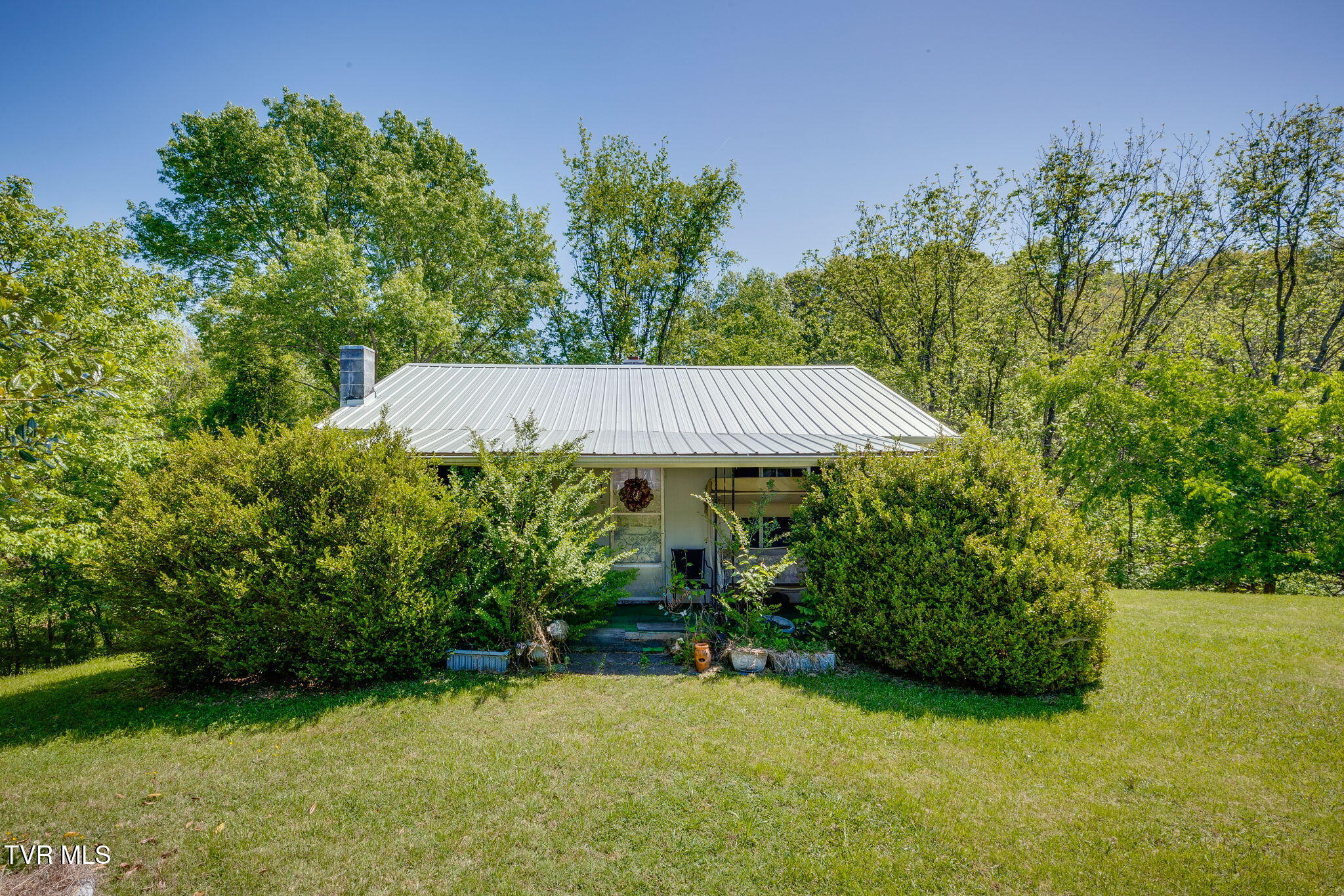 1940 Allison Road Piney Flats, TN 37686 - Photo 3 of 32 001