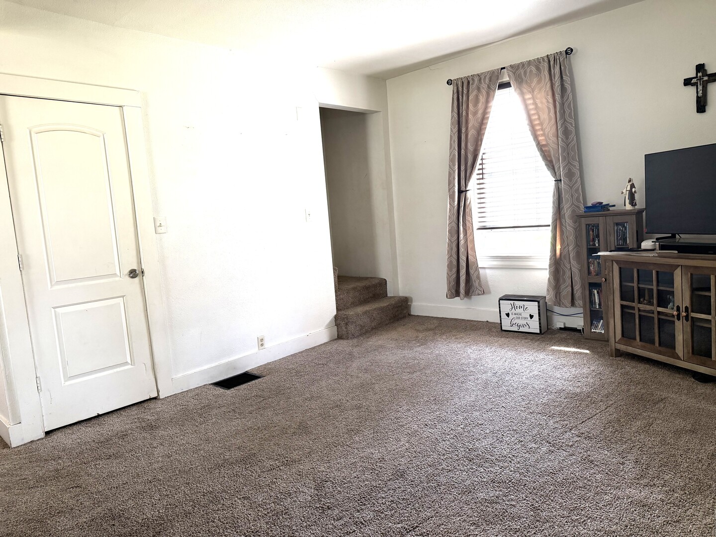 504 11th Avenue Mendota, IL 61342 - Photo 4 of 15 a view of a livingroom with furniture and windows