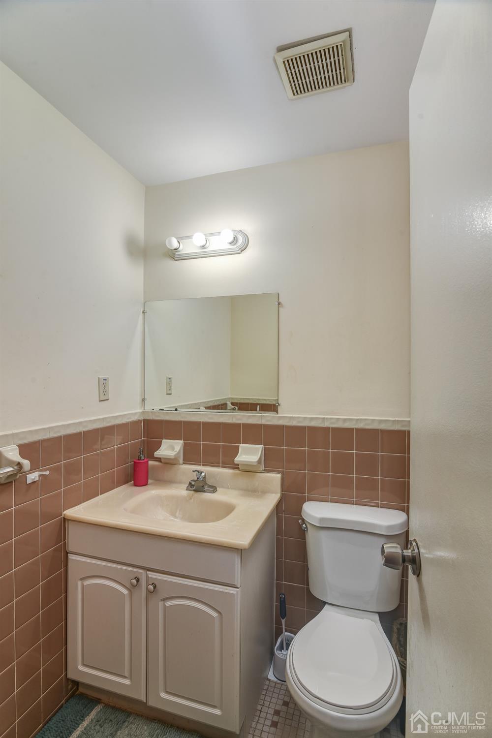 6902 Hana Road Edison, NJ 08817 - Photo 15 of 24 a bathroom with a sink toilet and mirror