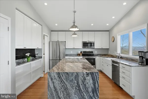 $550,000 | 500 Delicious Road, Linden, VA 22642