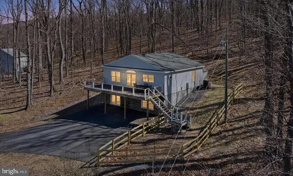 $550,000 | 500 Delicious Road, Linden, VA 22642