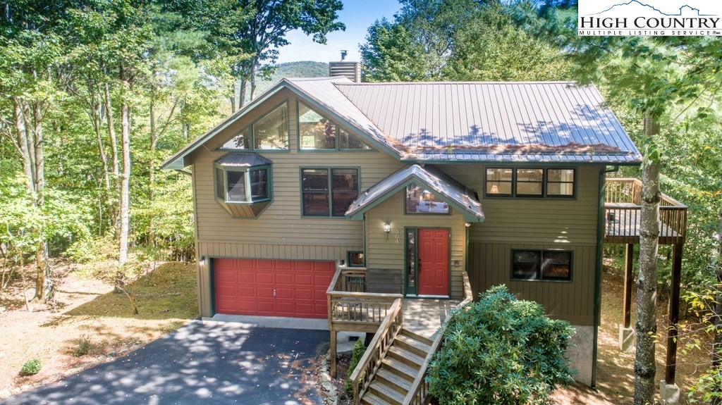 304 Lakeledge Road Beech Mountain, NC 28604 - Photo 39 of 42 a front view of a house with a yard