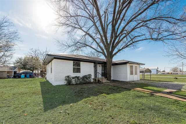 a view of a backyard with a white house