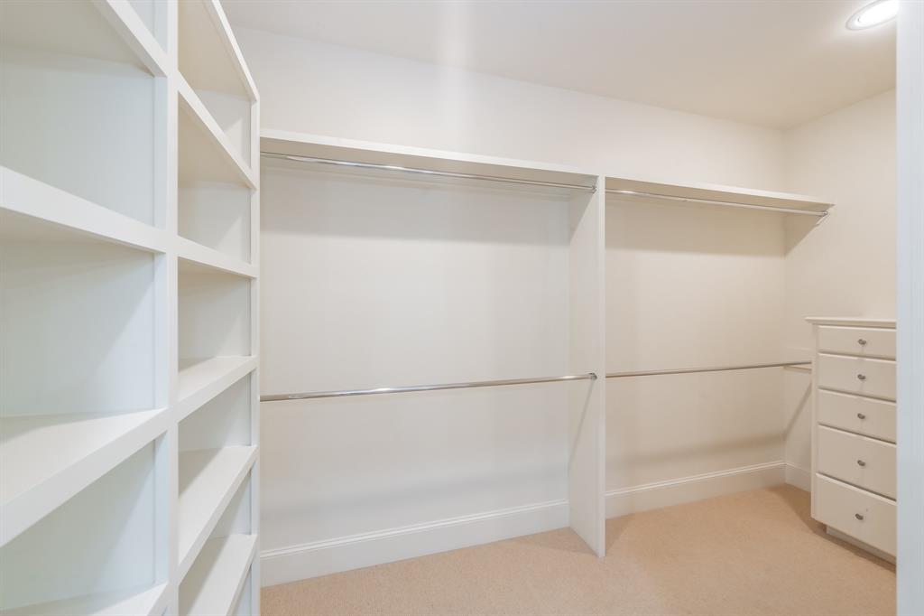 3635 Crestline Road Fort Worth, TX 76107 - Photo 35 of 40 a bathroom with a bathtub