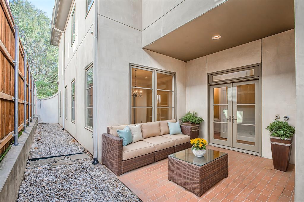 3635 Crestline Road Fort Worth, TX 76107 - Photo 37 of 40 a living room with furniture and a potted plant