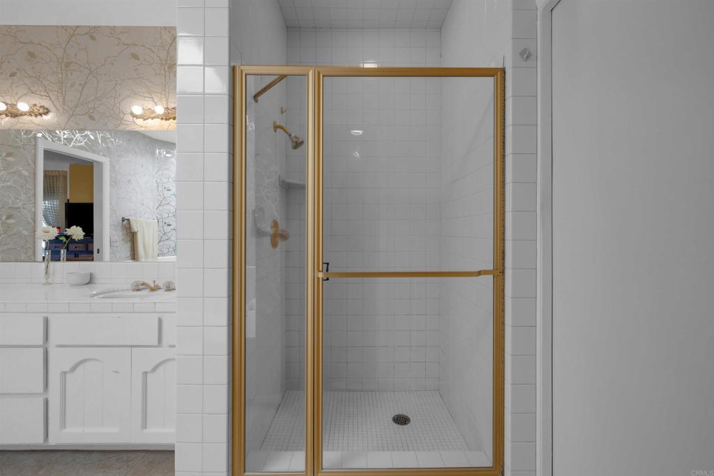 202 Pointing Rock Drive, Unit 6 Borrego Springs, CA 92004 - Photo 20 of 28 a bathroom with a shower