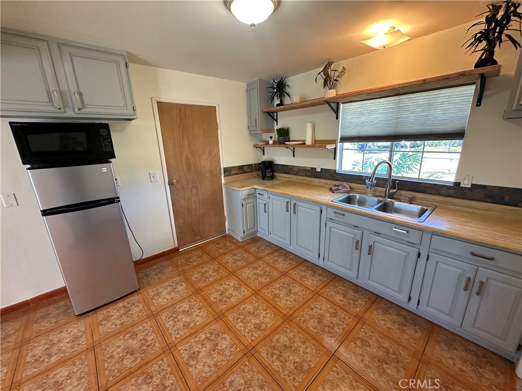979 North Gardena Avenue Rialto, CA 92376 - Photo 11 of 32