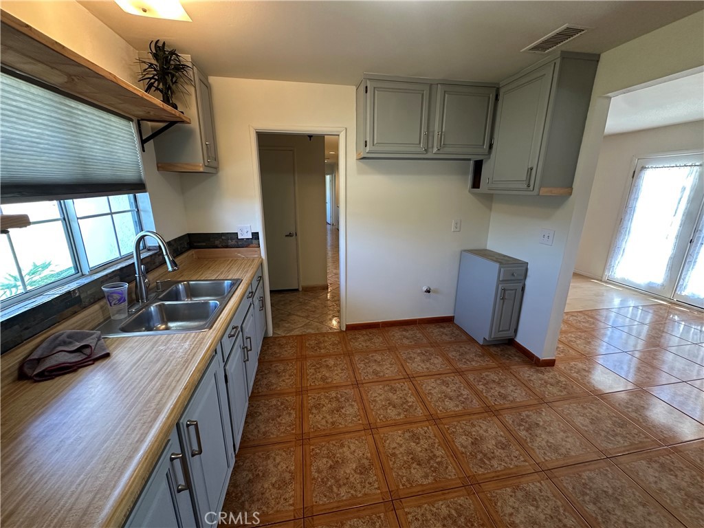 979 North Gardena Avenue Rialto, CA 92376 - Photo 11 of 29