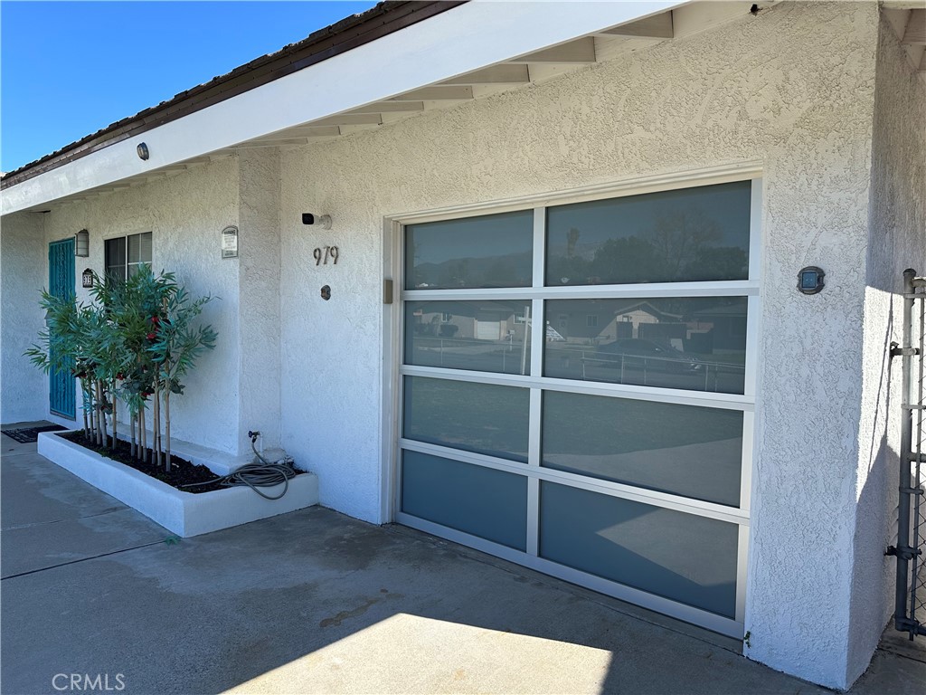 979 North Gardena Avenue Rialto, CA 92376 - Photo 4 of 32