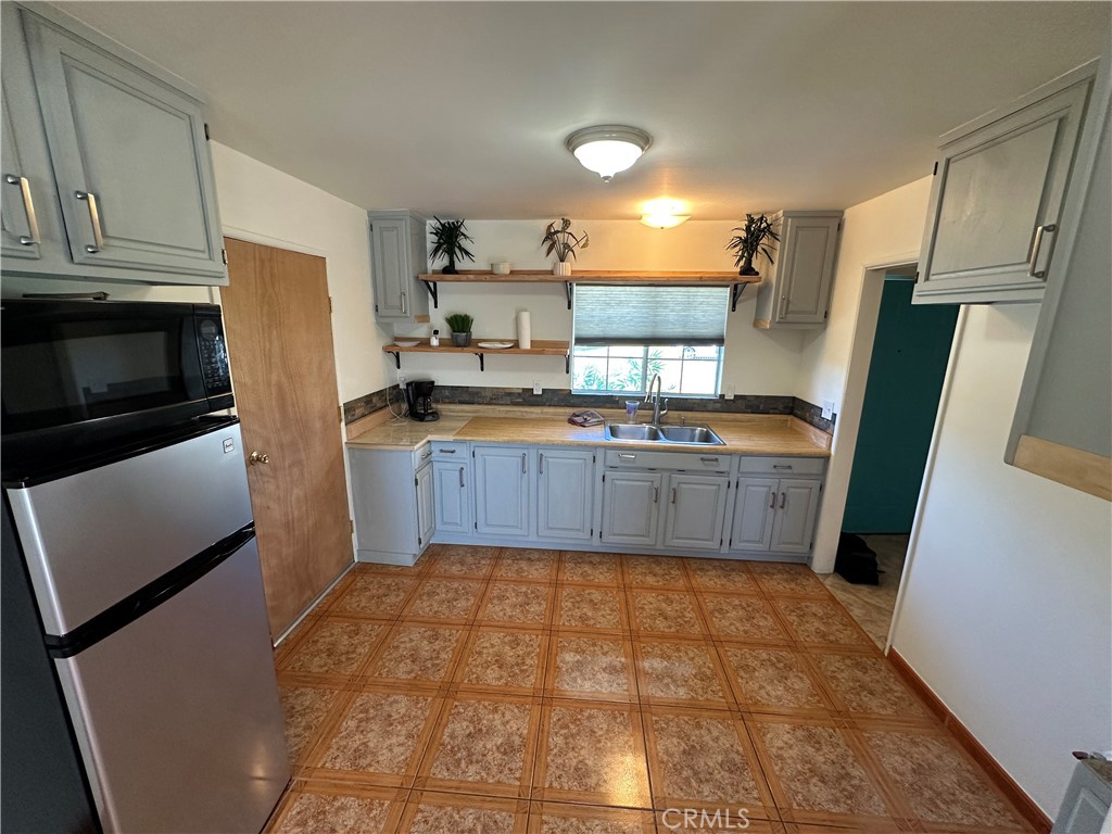 979 North Gardena Avenue Rialto, CA 92376 - Photo 10 of 32