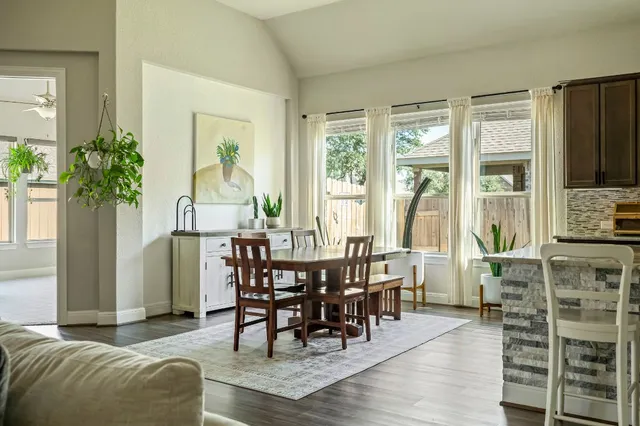 a picture of a small white building