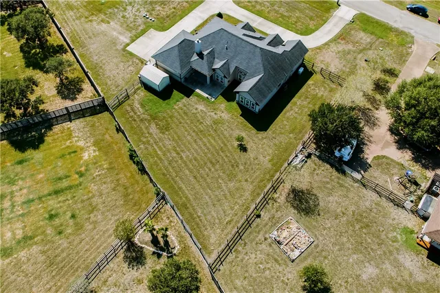 a view of an house with backyard and garden