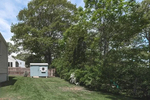 a view of a back yard