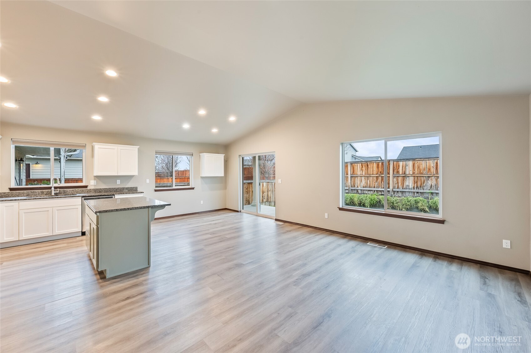 438 South Kansas Loop East Wenatchee, WA 98802 - Photo 9 of 27