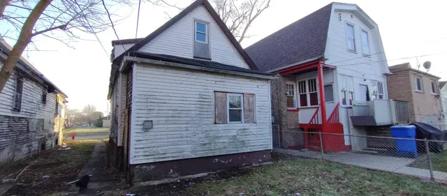 a view of back yard of the house