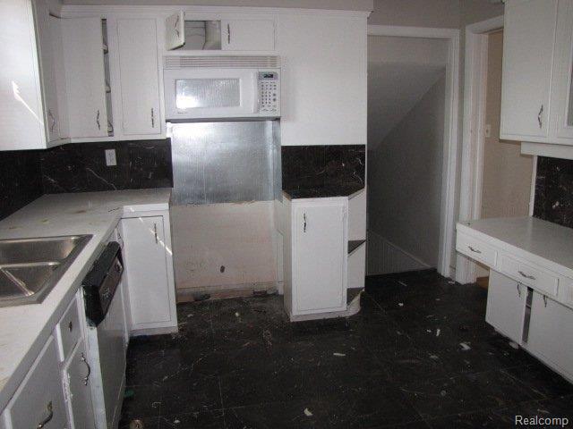 80 Chippewa Road Pontiac, MI 48341 - Photo 3 of 4 Kitchen