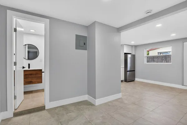 a view of livingroom with furniture