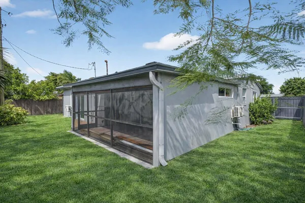 a view of back yard of the house
