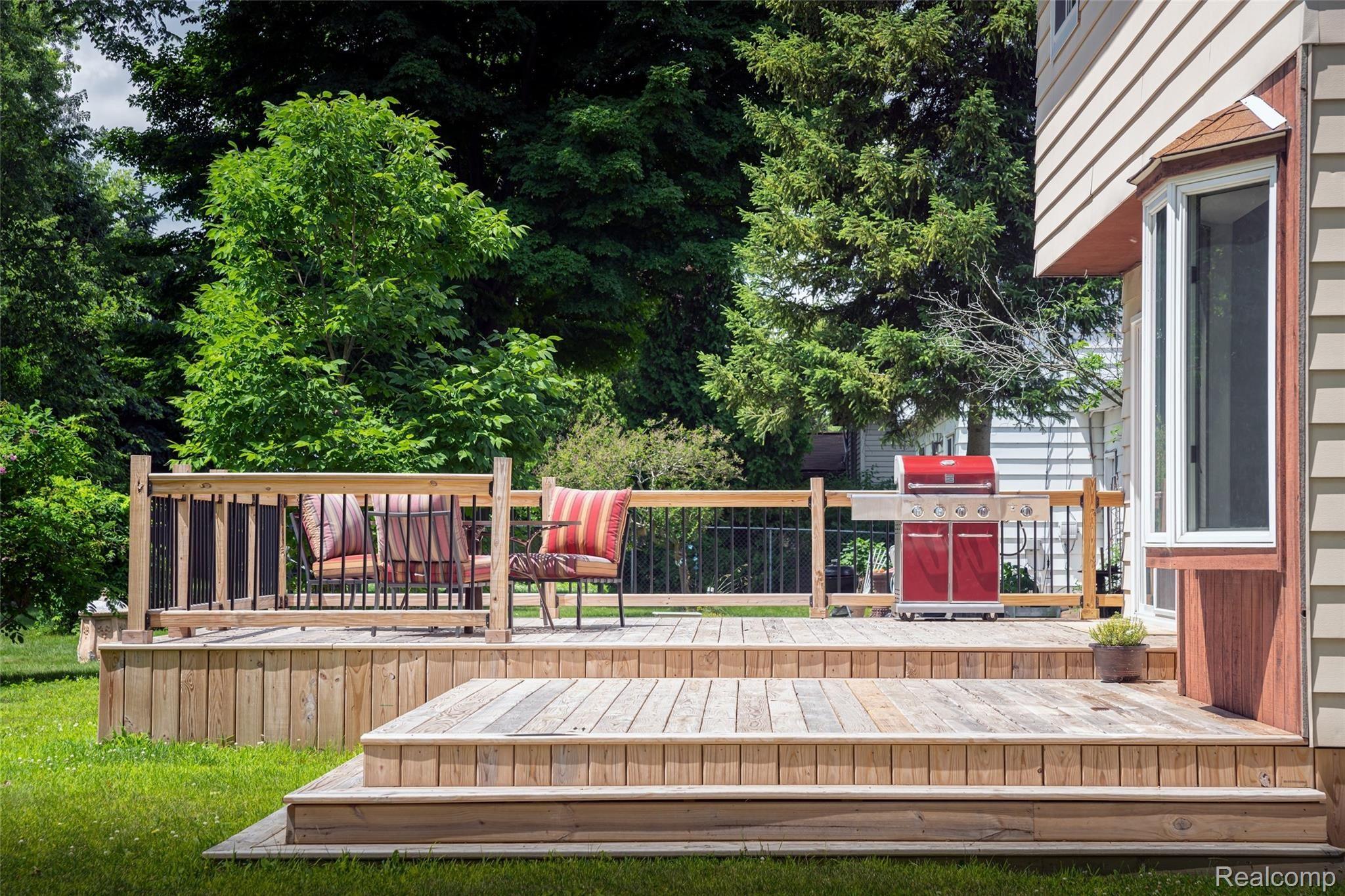 2271 Crane Road Fenton, MI 48430 - Photo 10 of 32 New Custom Deck Multi Level! 20x28