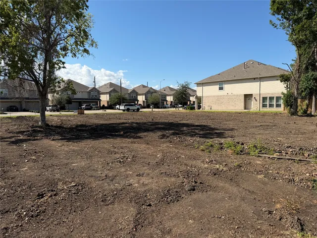 a view of a yard with a house