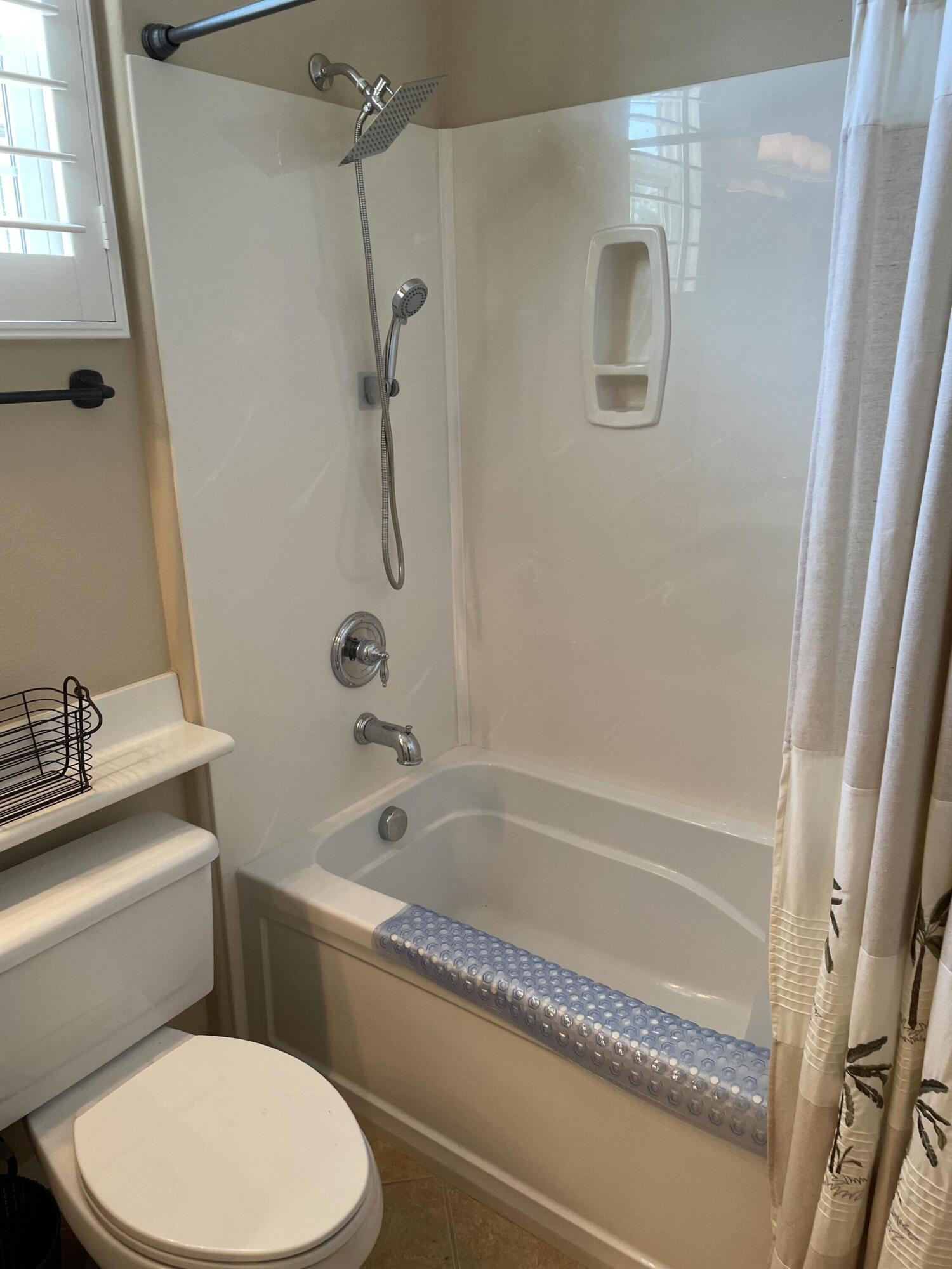 60880 Azul Court La Quinta, CA 92253 - Photo 27 of 33 a bathroom with a toilet and a tub
