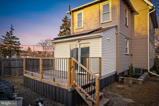 a view of a house with backyard and porch