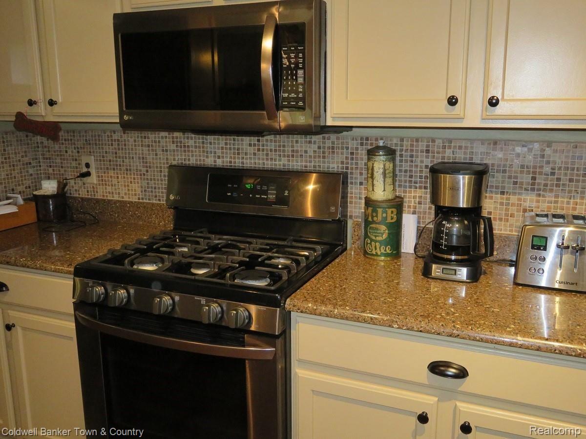 1484 Remsing Street Hartland, MI 48353 - Photo 16 of 28 stove.JPG