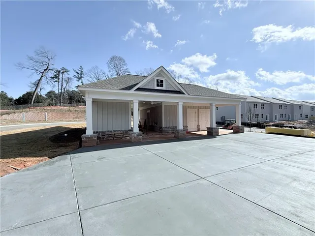 a view of a yard with a house