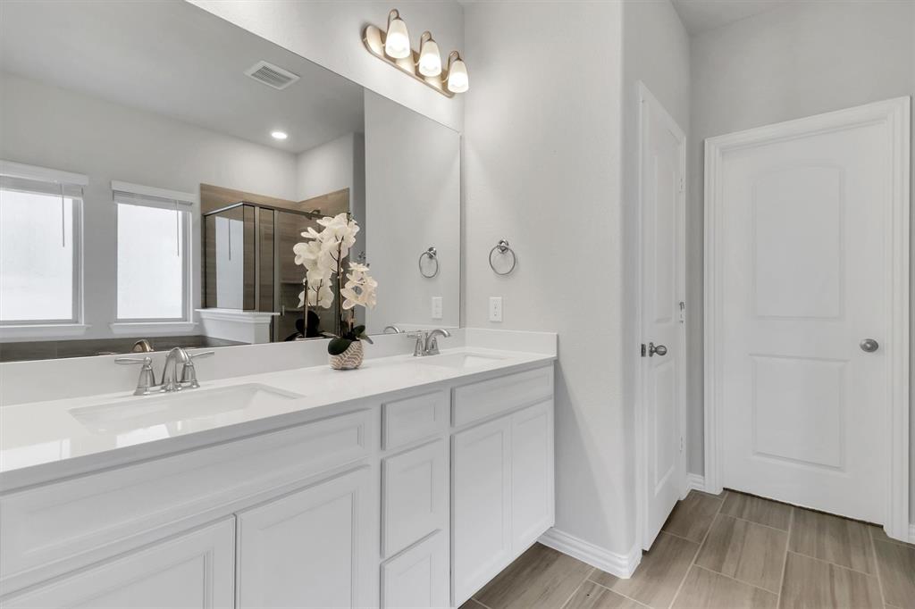 1022 Coppersmith Way Forney, TX 75126 - Photo 13 of 30 Primary bathroom