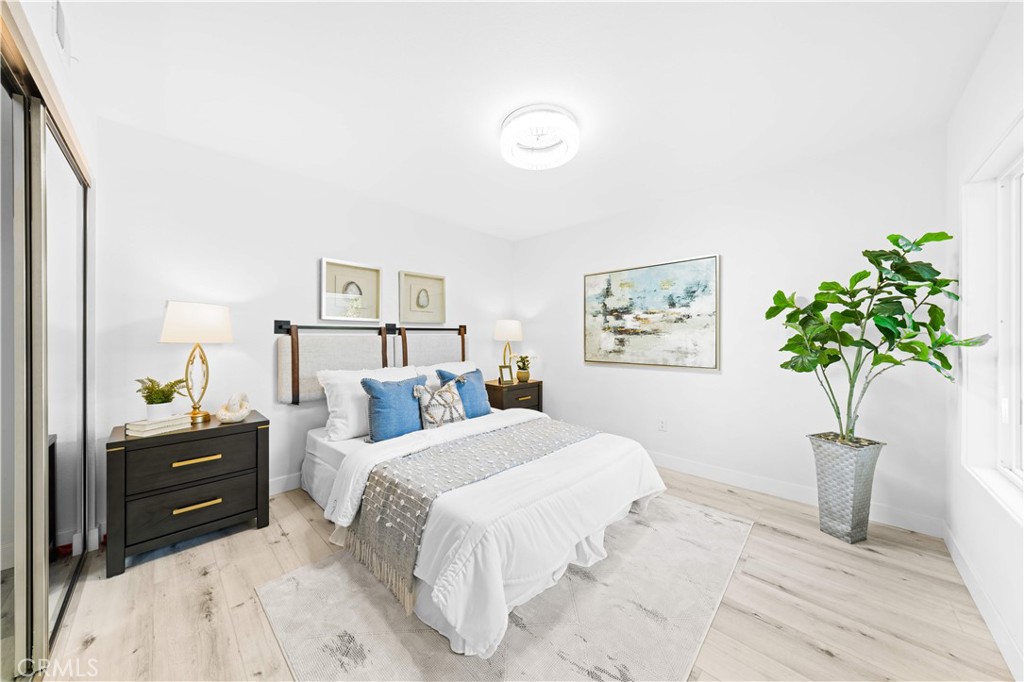 39 Cape Cod Irvine, CA 92620 - Photo 25 of 56 a bedroom with a large bed and a potted plant