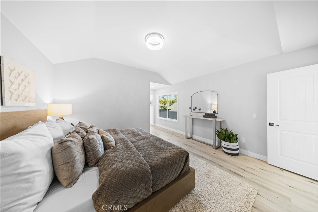 39 Cape Cod Irvine, CA 92620 - Photo 34 of 56 a living room with a bed furniture and a potted plant