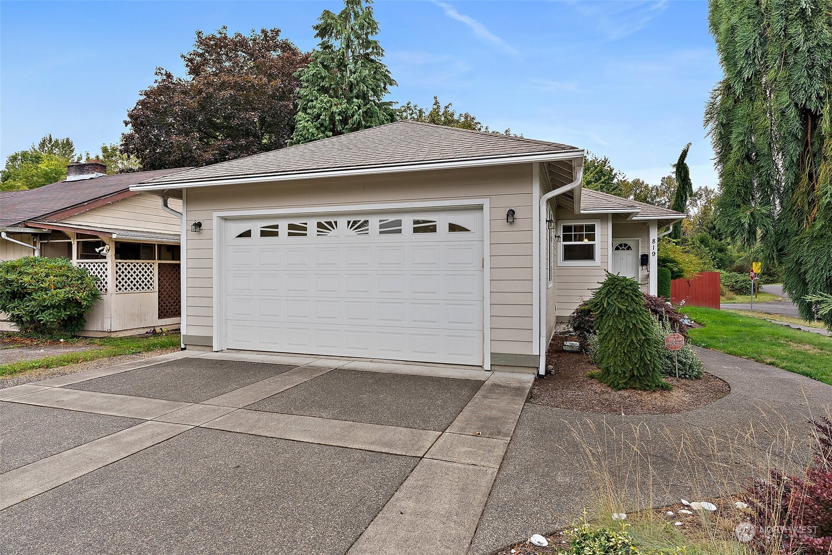 819 Euclid Way Centralia, WA 98531 - Photo 1 of 33 a front view of a house with a yard and garage