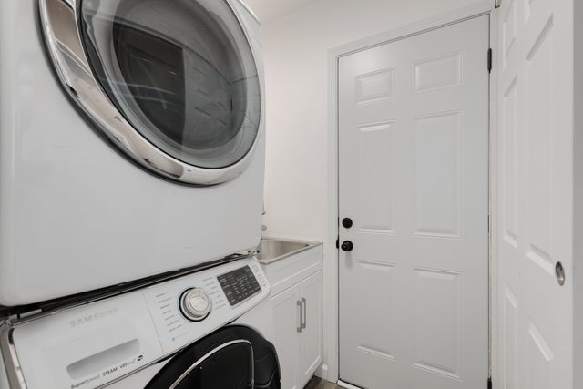 153 North Pinecrest Road Bolingbrook, IL 60440 - Photo 11 of 22 a utility room with dryer and washer