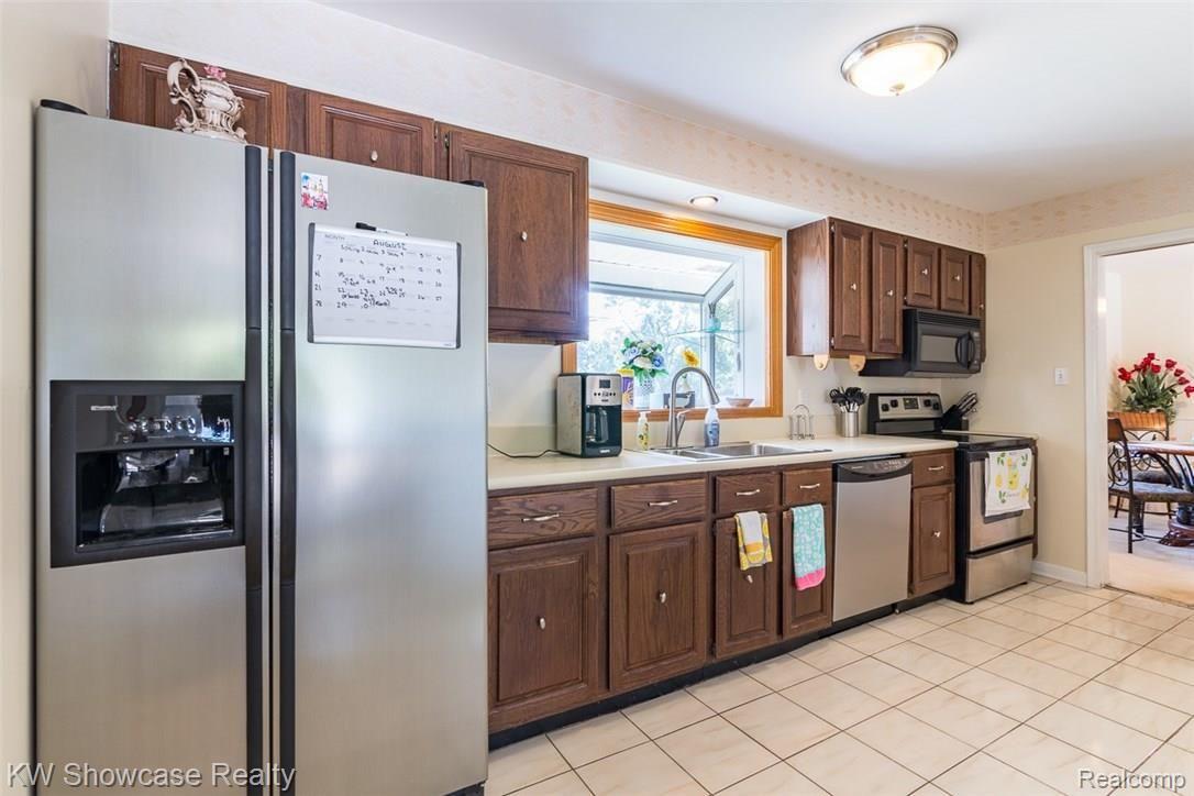 2584 Mcclintock Road Bloomfield Hills, MI 48302 - Photo 12 of 41 kitchen