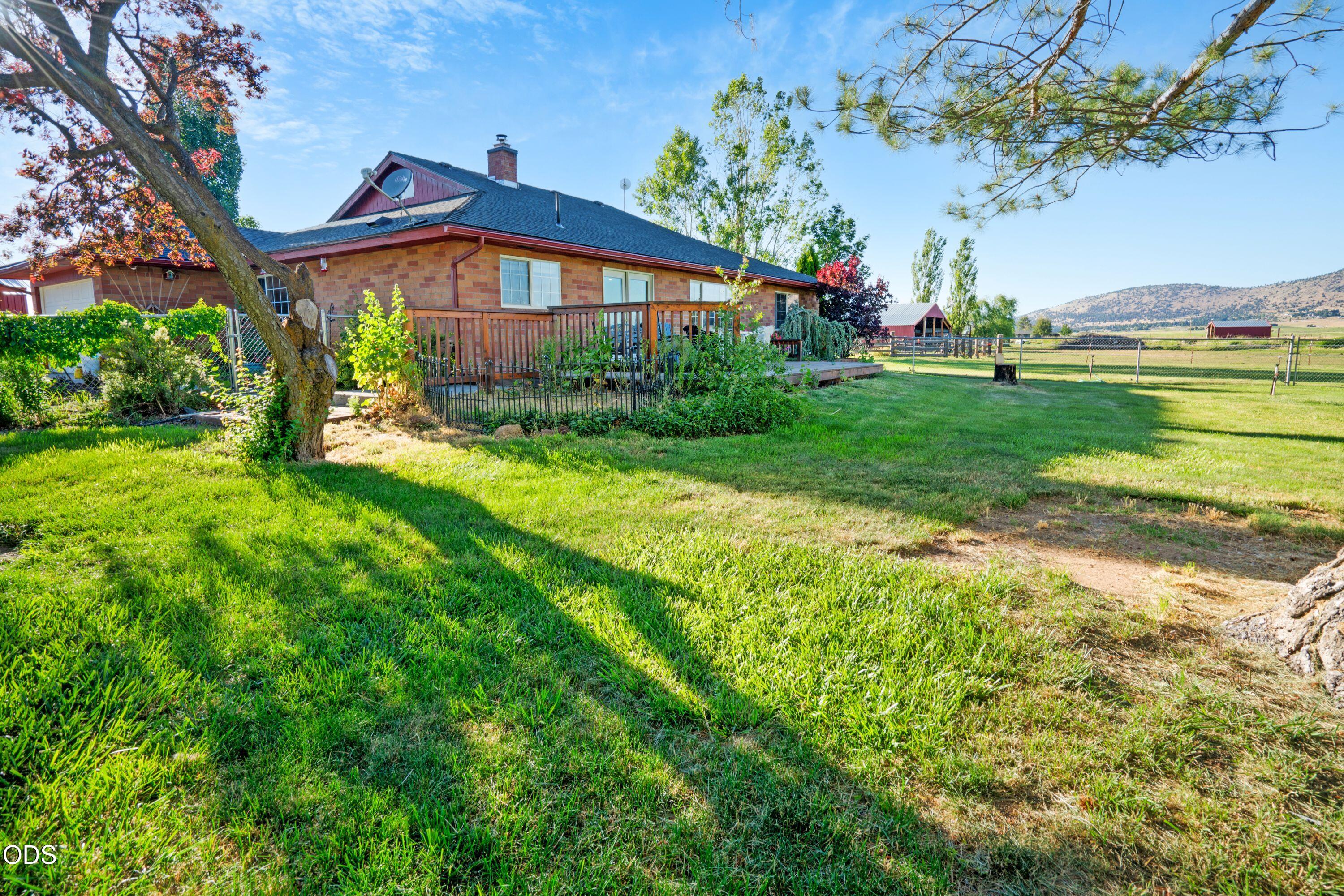 8230 Hill Road Klamath Falls, OR 97603 - Photo 4 of 33