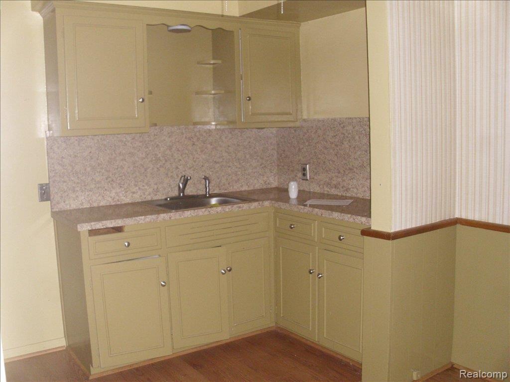 9606 Inkster Road Redford, MI 48239 - Photo 3 of 12 261-955149 kitchen 2