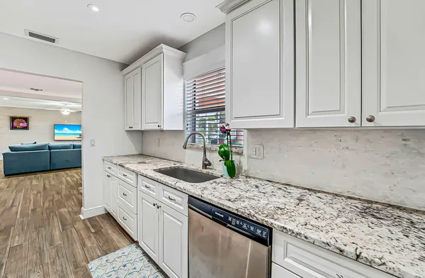 $5,000 | 532 North Palmway, Lake Worth Beach, FL 33460