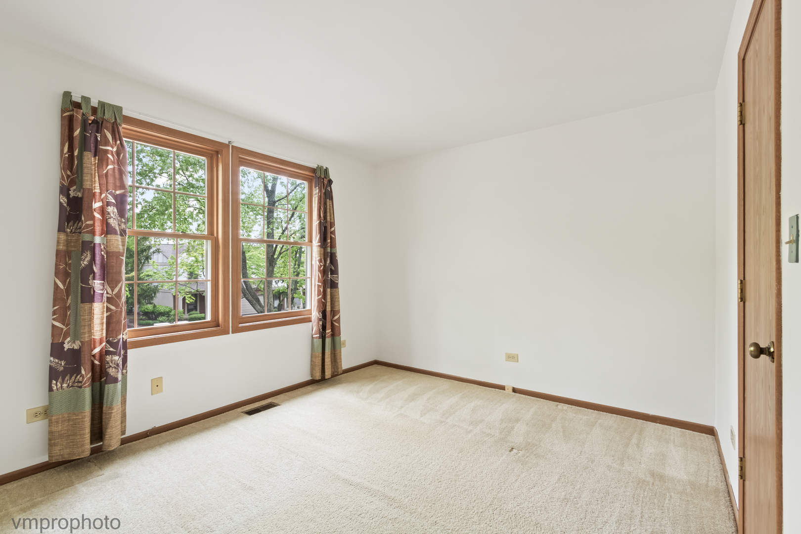 4549 Topaz Drive Hoffman Estates, IL 60192 - Photo 11 of 20 an empty room with windows