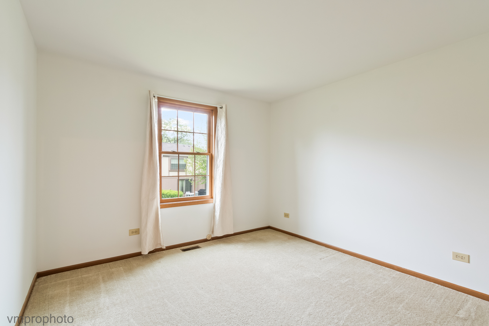 4549 Topaz Drive Hoffman Estates, IL 60192 - Photo 12 of 20 an empty room with windows